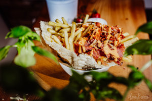 Kebab w bułce z frytkami